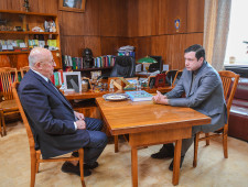 губернатор Алексей Островский посетил национальный исследовательский центр эпидемиологии и микробиологии имени Н.Ф. Гамалеи в Москве - фото - 1