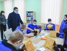 губернатор Алексей Островский посетил Ресурсный центр по поддержке добровольчества в Вязьме - фото - 1