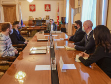 губернатор Алексей Островский встретился с победителями Всероссийского конкурса «Экспортер года» - фото - 1