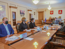 губернатор Алексей Островский провел оперативное совещание по работе регистратур в поликлиниках - фото - 1