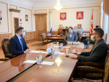 губернатор Алексей Островский провел рабочую встречу с Артемом Туровым - фото - 1