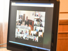 губернатор Алексей Островский потребовал усилить работу по организации вызовов врачей на дом - фото - 2