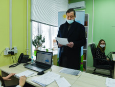 губернатор Алексей Островский посетил дополнительный волонтерский колл-центр горячей линии «122» - фото - 3