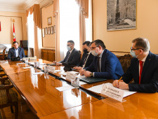 губернатор Алексей Островский провел совещание по вопросу регулирования численности безнадзорных животных - фото - 1