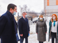 губернатор Алексей Островский посетил новый детский сад «Ласточка» в областном центре - фото - 1