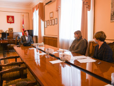 губернатор Алексей Островский провел рабочее совещание по вопросу реализации на территории региона программы «Земский учитель» - фото - 1