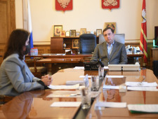 рабочая встреча Губернатора Алексея Островского с директором Центра социальных инициатив «Море добра» Екатериной Семкиной - фото - 1