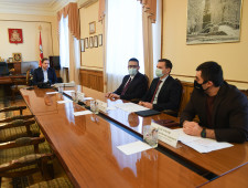 губернатор Алексей Островский провел совещание по созданию волонтерских «Добро.Центров» в муниципальных образованиях - фото - 1