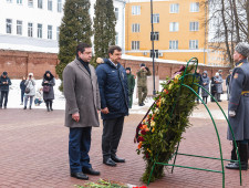 губернатор Алексей Островский почтил память защитников Отечества - фото - 1