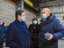 алексей Островский посетил деревообрабатывающее предприятие в Вяземском районе - фото - 1