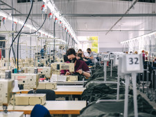 губернатор Алексей Островский проинспектировал работу нового швейного цеха фабрики «Шарм» - фото - 5