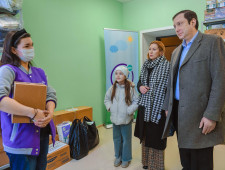 губернатор Алексей Островский вместе с семьей привез гуманитарную помощь для вынужденных переселенцев из ДНР и ЛНР в волонтерский штаб - фото - 2