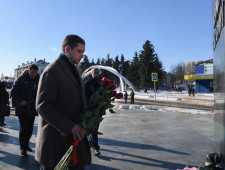 губернатор Алексей Островский возложил цветы к памятнику Юрия Гагарина - фото - 1