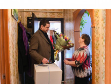 губернатор Алексей Островский поздравил с 8 Марта социального работника Гагаринского района - фото - 2