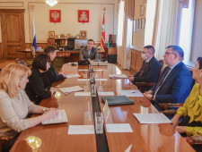 губернатор Алексей Островский провел рабочее совещание по вопросам поддержки малого и среднего бизнеса - фото - 1