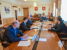 губернатор Алексей Островский провел совещание по работе строительной отрасли в новых экономических условиях - фото - 1