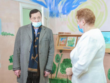 губернатор Алексей Островский ознакомился с работой отремонтированного детского сада «Рябинушка» в Смоленском районе - фото - 1