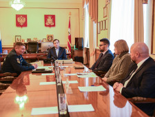 губернатор Алексей Островский провел оперативное совещание по соблюдению мер пожарной безопасности на социальных объектах региона - фото - 1