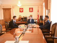 губернатор Алексей Островский провел рабочую встречу с депутатом Государственной Думы Сергеем Леоновым - фото - 1