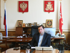 губернатор Алексей Островский провел рабочую встречу со своим заместителем Геннадием Наумовым - фото - 2