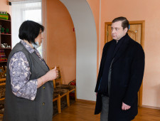 губернатор Алексей Островский ознакомился с работой детского сада «Сударушка» в областном центре - фото - 1