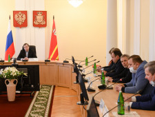 губернатор Алексей Островский провел заседание регионального штаба по экономике по вопросам состояния дел в картофелеводческих и овощеводческих хозяйствах - фото - 1