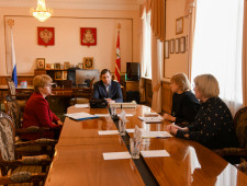 губернатор Алексей Островский провел совещание по вопросам поддержки семей с детьми - фото - 1