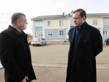 губернатор Алексей Островский проинспектировал жилой фонд, переданный в муниципальную собственность города Починка - фото - 1