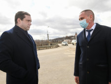 губернатор Алексей Островский проинспектировал состояние Крестовоздвиженского моста в областном центре - фото - 1