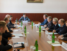 губернатор Алексей Островский провел совещание с руководителями предприятий оборонно-промышленного комплекса региона - фото - 1