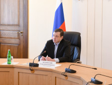 губернатор Алексей Островский провел совещание регионального штаба по экономике по вопросам состояния дел в легкой промышленности - фото - 1