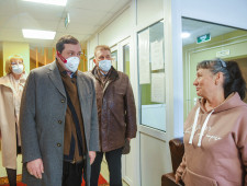 губернатор Алексей Островский проинспектировал условия проживания в пункте временного размещения вынужденных переселенцев в Рославльском районе - фото - 1