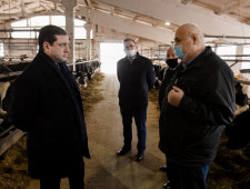 губернатор Алексей Островский ознакомился с работой модернизированного молочного комплекса предприятия «Балтутино» в Глинковском районе - фото - 1