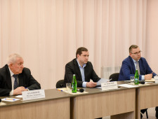 губернатор Алексей Островский провел очередное заседание регионального штаба по экономике по вопросам состояния дел в молочном скотоводстве - фото - 1