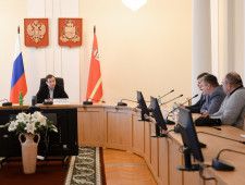 губернатор Алексей Островский провел заседание регионального штаба по экономике по вопросам состояния дел в тепличных комплексах - фото - 1