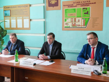 губернатор Алексей Островский провел выездное заседание с зерносеющими и рапсосеющими хозяйствами региона - фото - 1