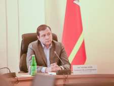 губернатор Алексей Островский провел заседание регионального штаба по экономике по вопросам состояния дел в туристической отрасли - фото - 1