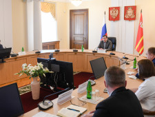 губернатор Алексей Островский провел заседание регионального штаба по экономике по вопросам состояния дел на животноводческих и птицеводческих комплексах - фото - 1