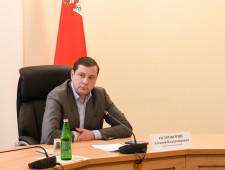 губернатор Алексей Островский провел заседание регионального штаба по экономике по вопросам состояния дел в мясном скотоводстве - фото - 1