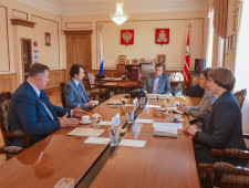 губернатор Алексей Островский провел рабочую встречу с руководством Национального медицинского исследовательского центра травматологии и ортопедии имени Н.Н.Приорова - фото - 1