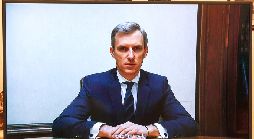 владимир Путин по видеосвязи провёл рабочую встречу с Василием Анохиным - фото - 1